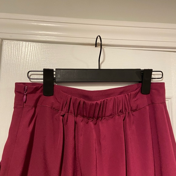 Harper & Gray Size S Silky Pleated Front Elastic Waist Burgundy Zip Midi Skirt - Picture 6 of 12